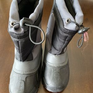 Kids snow boots , size 2